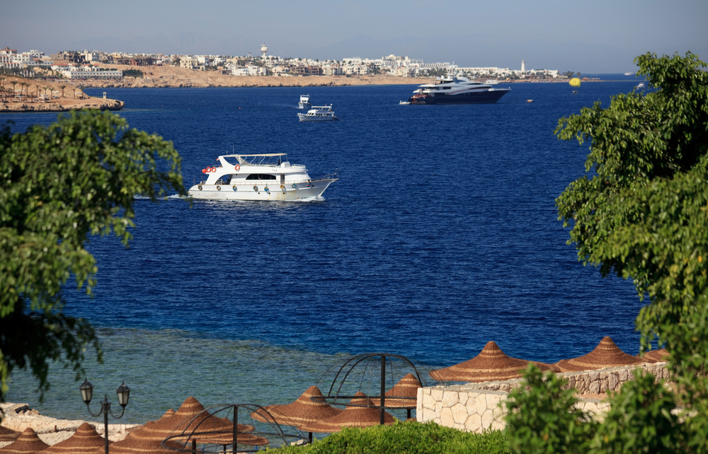 dive boats with beginner divers heading out to dive sites in africa