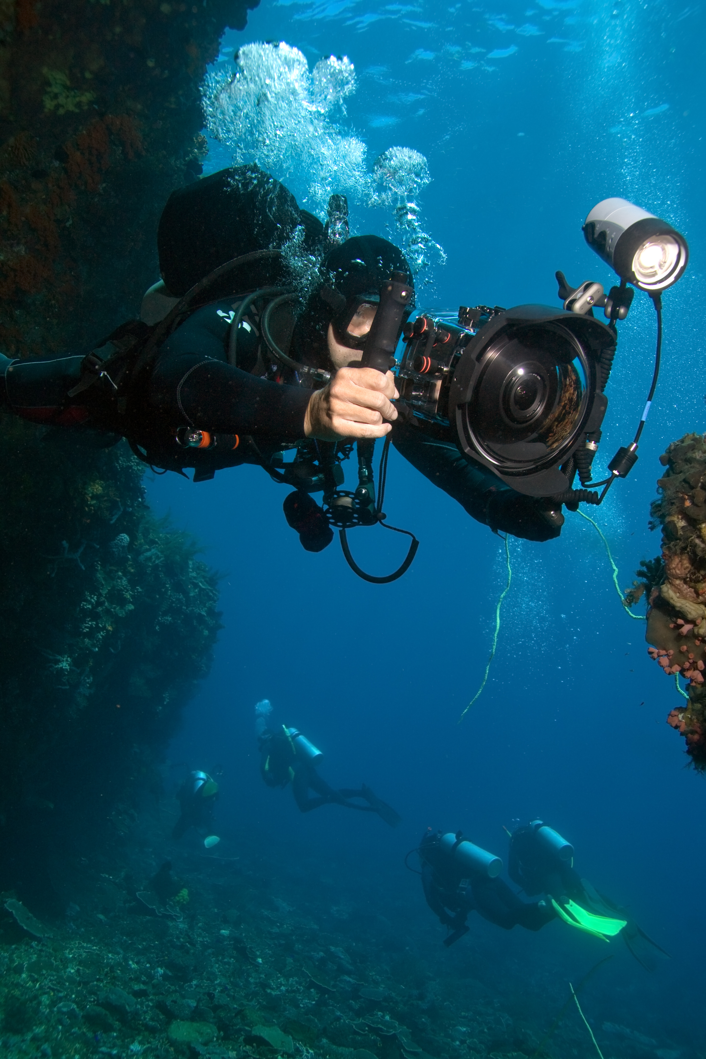 Underwater photographer uses a strobe to capture excellent photos of marine life and more